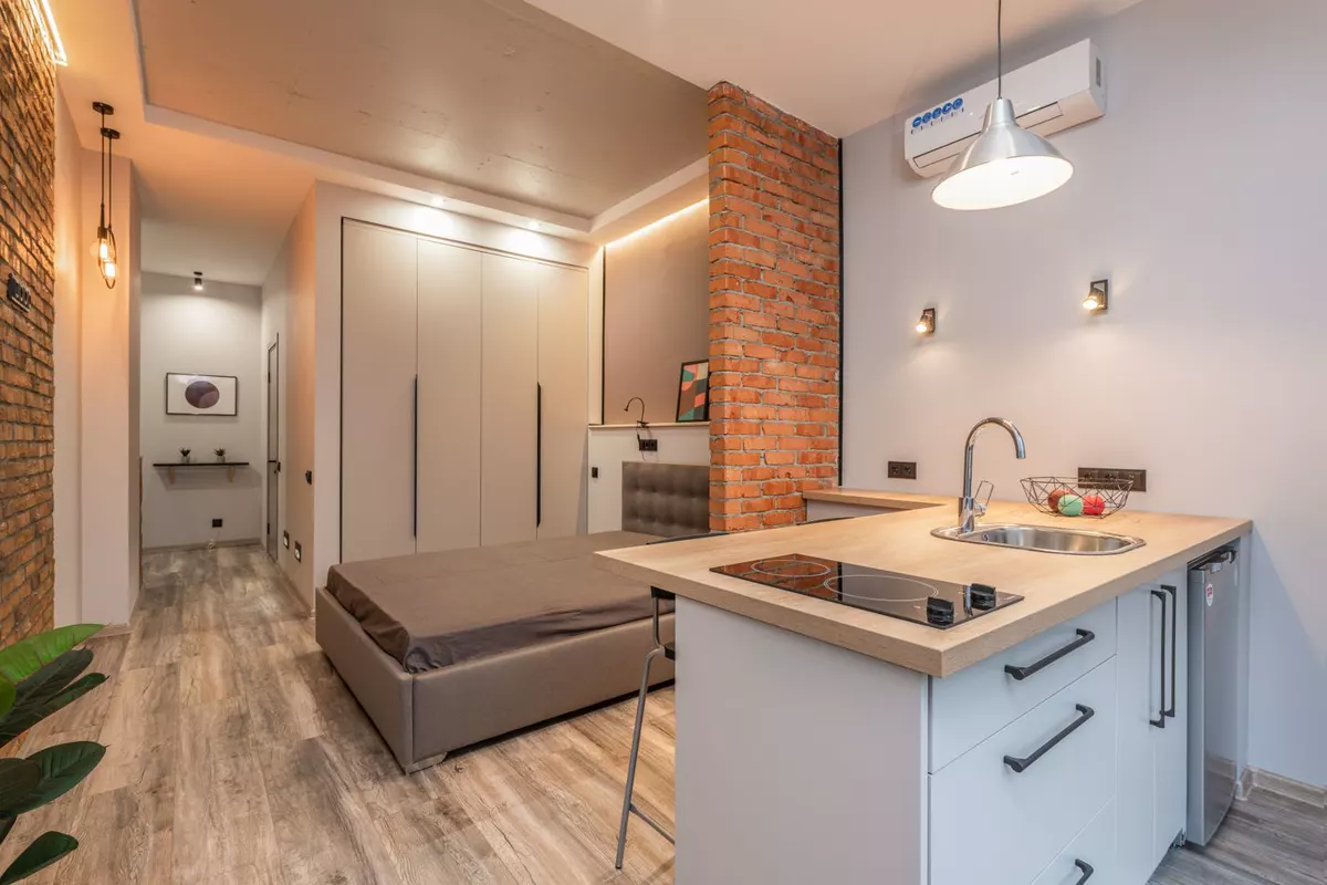 Küche mit Holzfronten und klarer Arbeitszone als Beispiel für Buckau